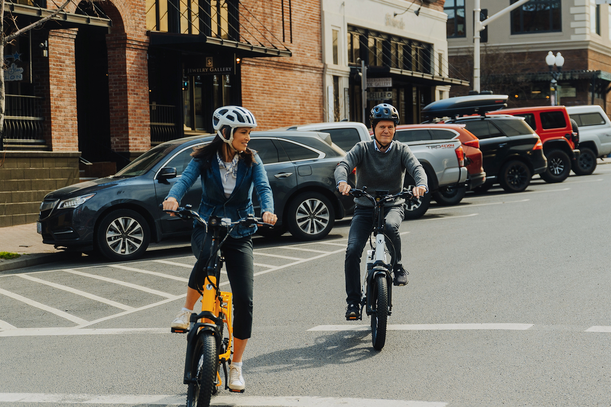 Riding the Fold 1 Plus delivers an exceptionally comfortable, ergonomic riding posture