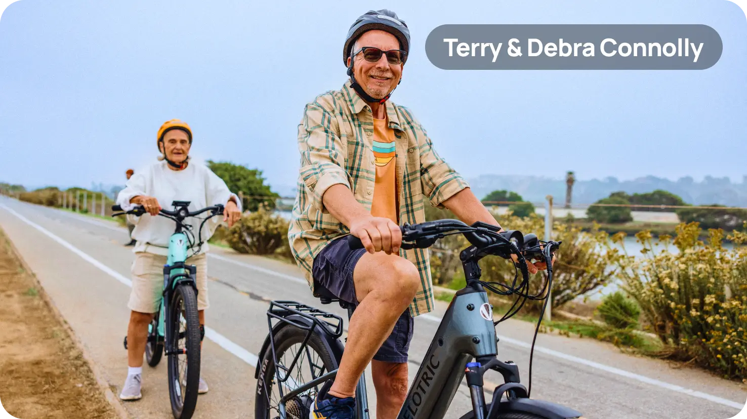 senior_couple_riding_electric_bikes_by_the_coast